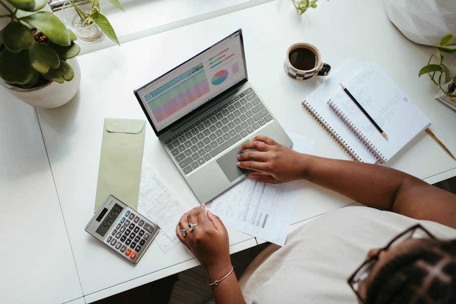 Atendimento com consulta sobre documentos e planilhas