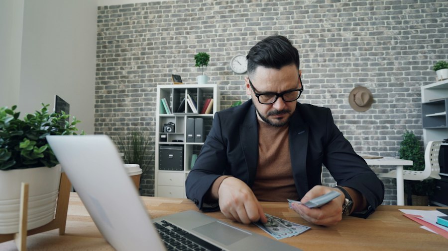 Empresário trabalhando em seu escritório